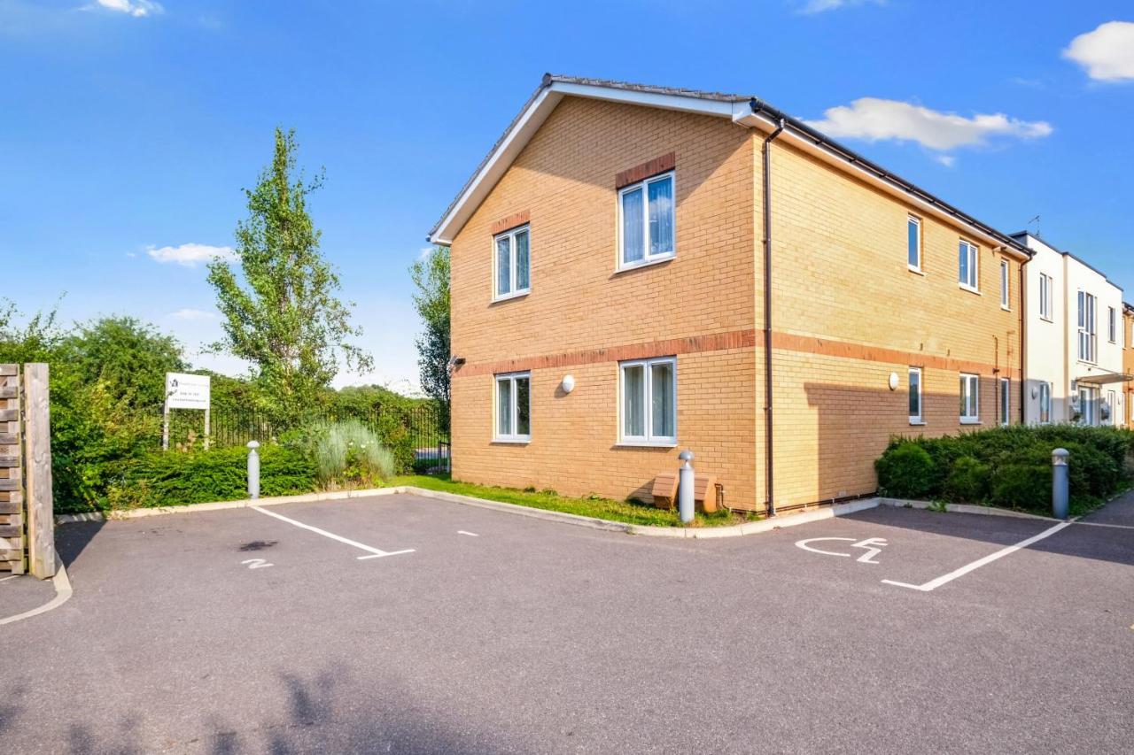 London Heathrow Living Serviced Apartments By Ferndale Stanwell Екстериор снимка