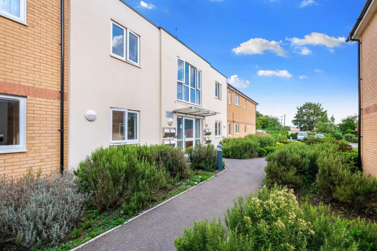 London Heathrow Living Serviced Apartments By Ferndale Stanwell Екстериор снимка