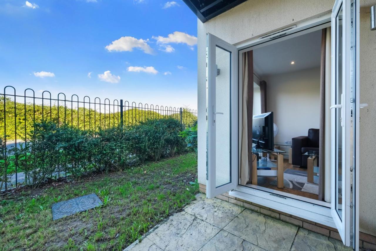 London Heathrow Living Serviced Apartments By Ferndale Stanwell Екстериор снимка