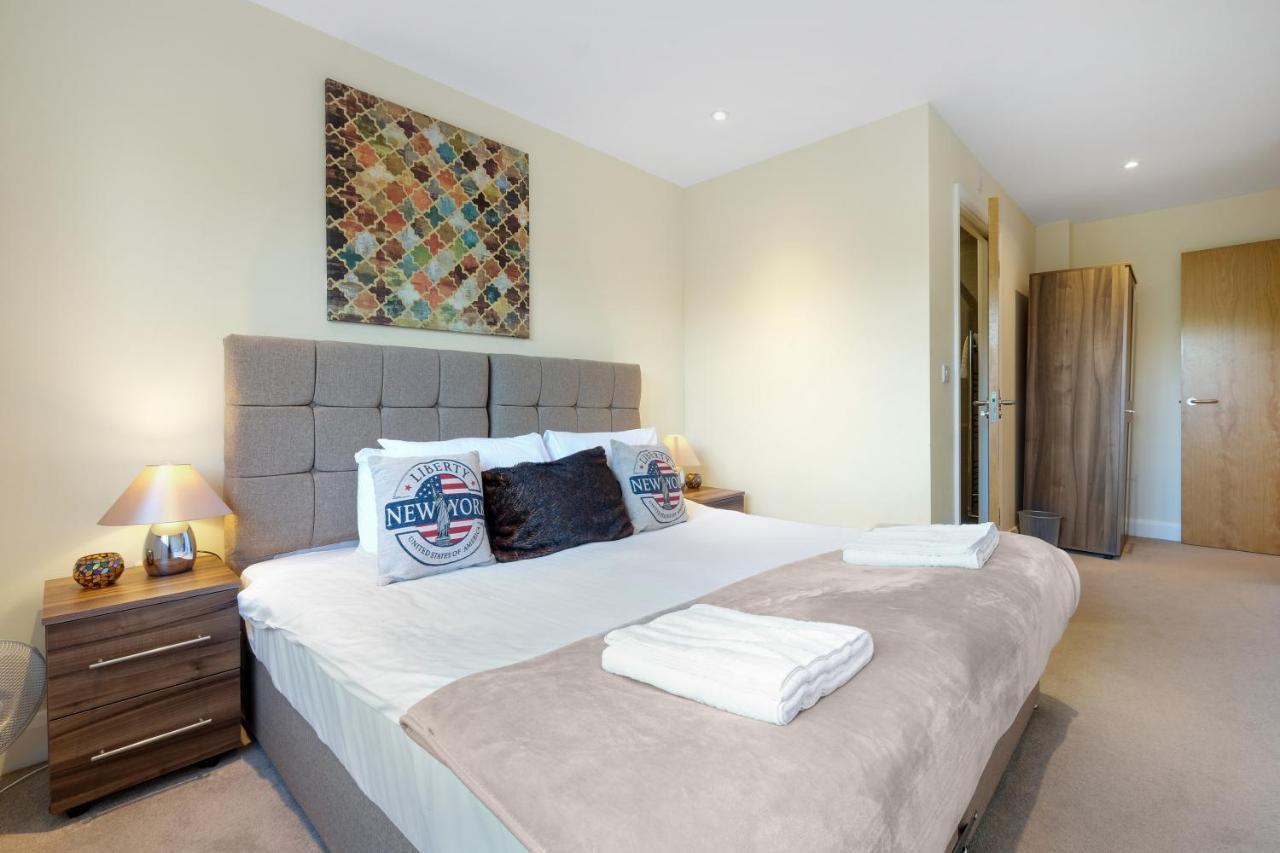 London Heathrow Living Serviced Apartments By Ferndale Stanwell Екстериор снимка