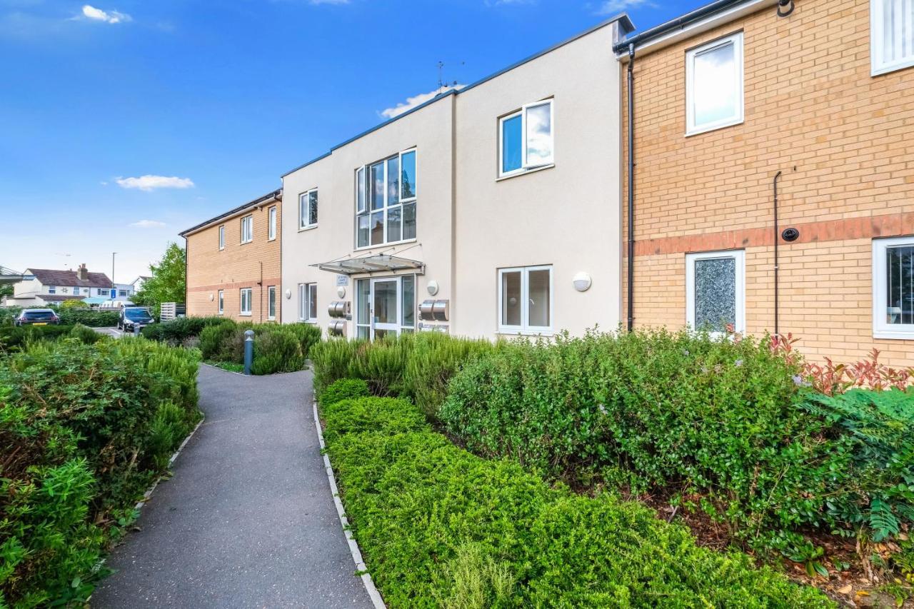 London Heathrow Living Serviced Apartments By Ferndale Stanwell Екстериор снимка