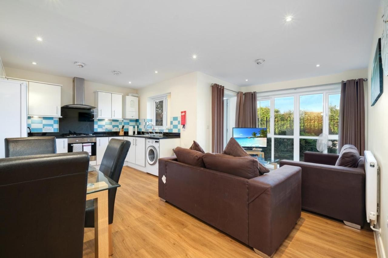 London Heathrow Living Serviced Apartments By Ferndale Stanwell Екстериор снимка
