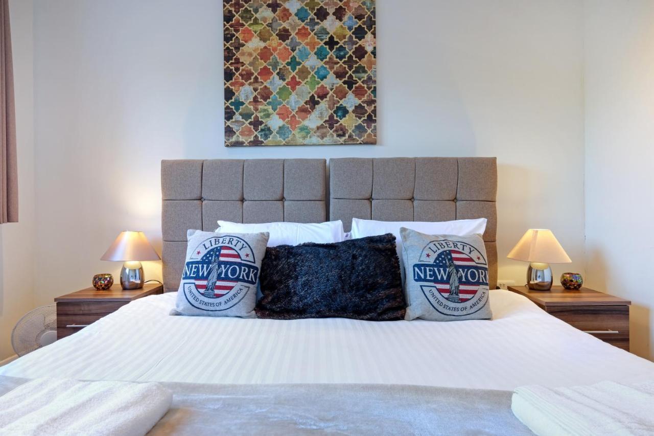 London Heathrow Living Serviced Apartments By Ferndale Stanwell Екстериор снимка