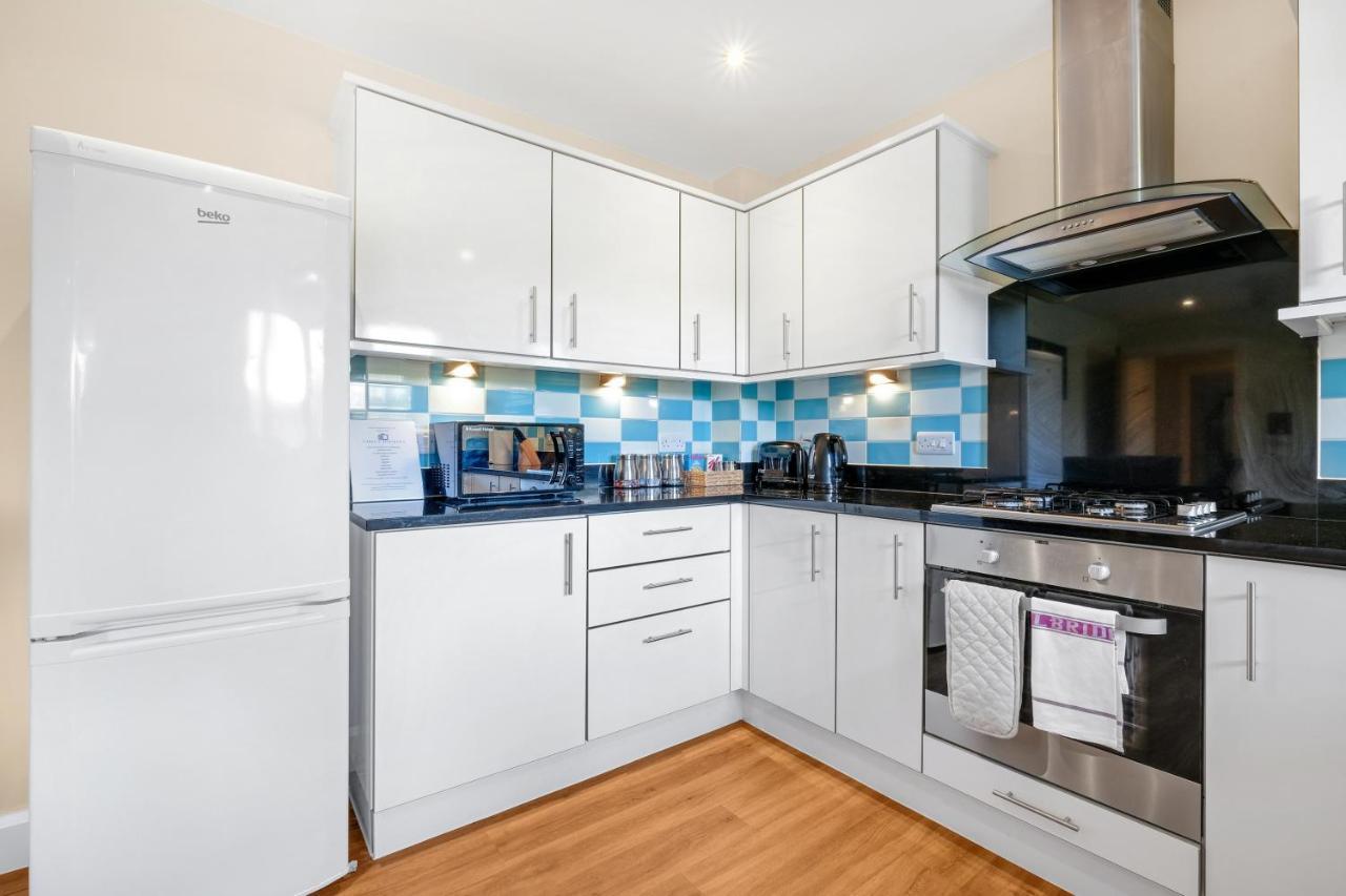 London Heathrow Living Serviced Apartments By Ferndale Stanwell Екстериор снимка