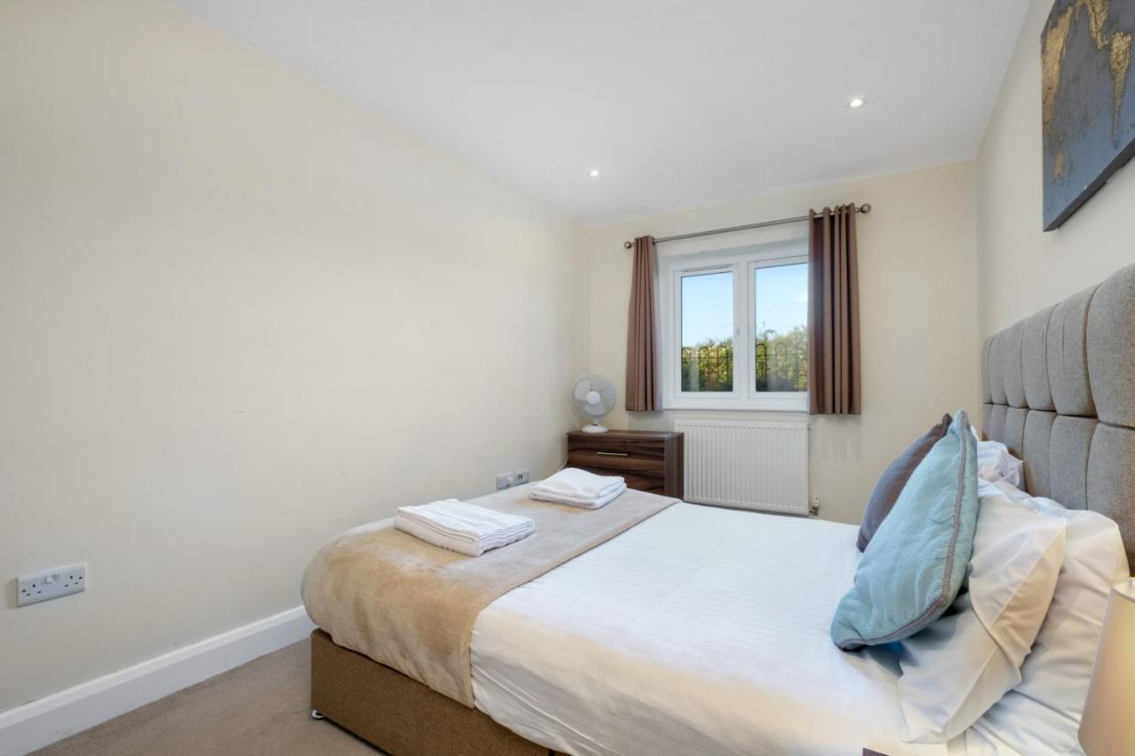 London Heathrow Living Serviced Apartments By Ferndale Stanwell Екстериор снимка
