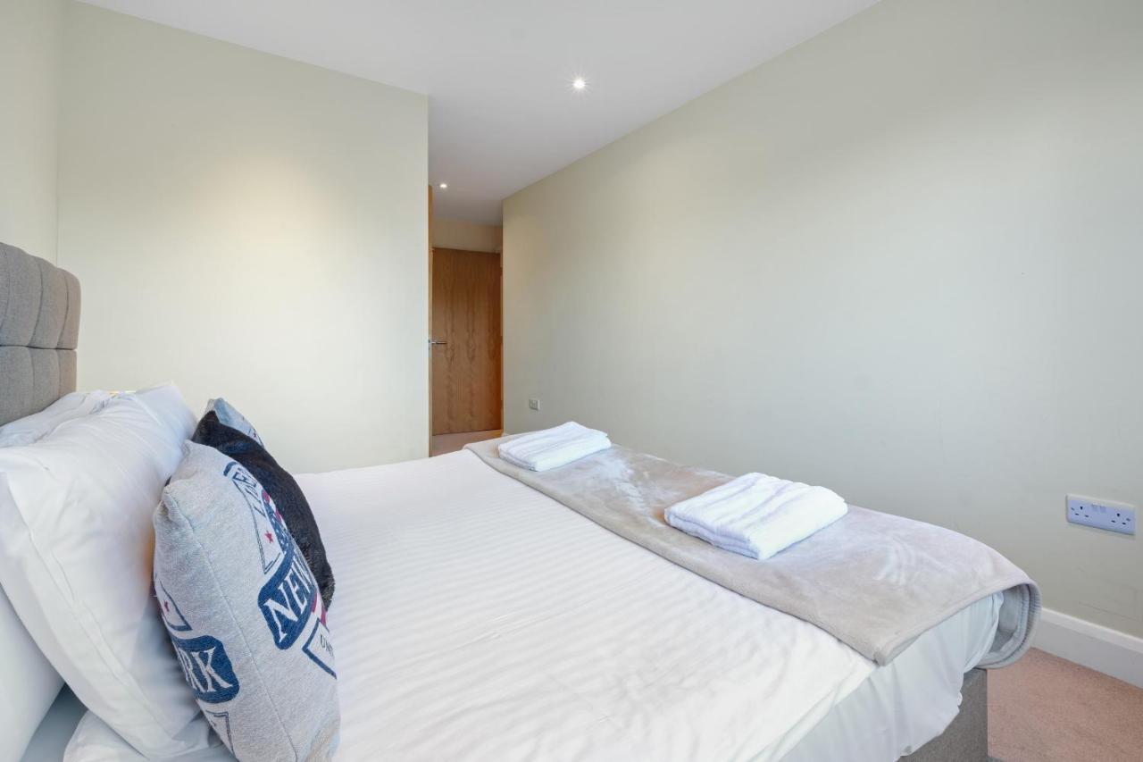 London Heathrow Living Serviced Apartments By Ferndale Stanwell Екстериор снимка
