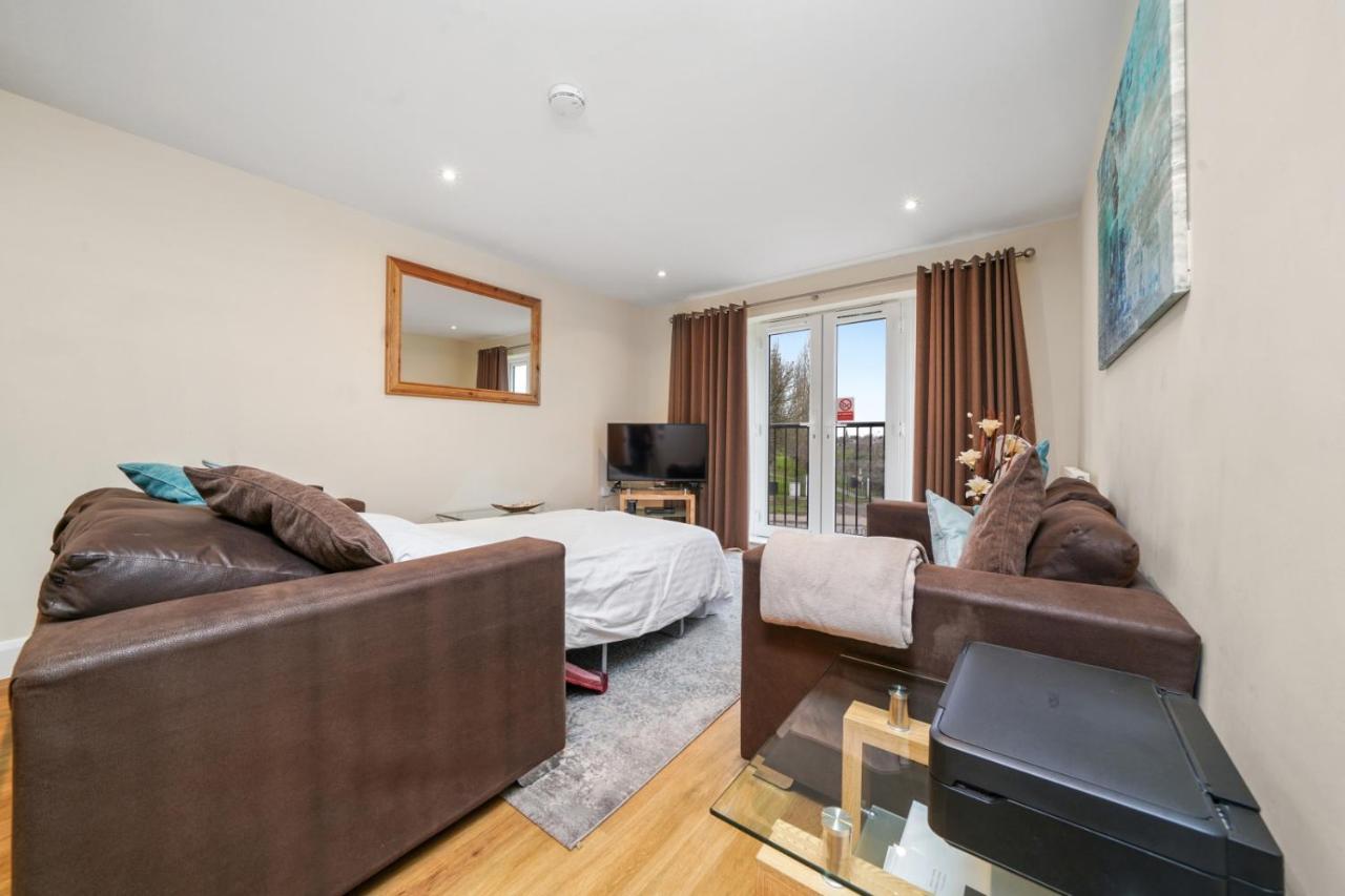 London Heathrow Living Serviced Apartments By Ferndale Stanwell Екстериор снимка