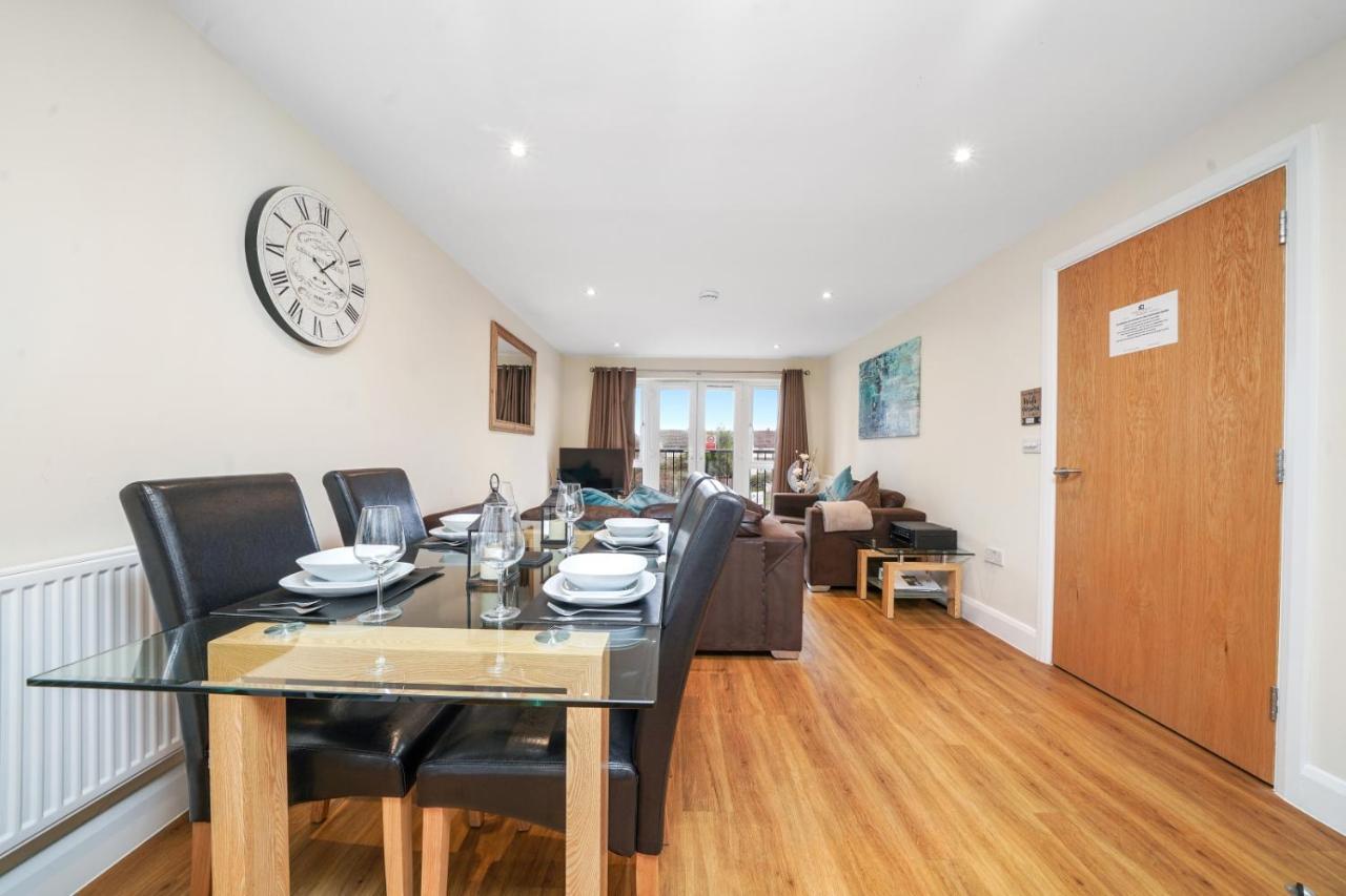 London Heathrow Living Serviced Apartments By Ferndale Stanwell Екстериор снимка