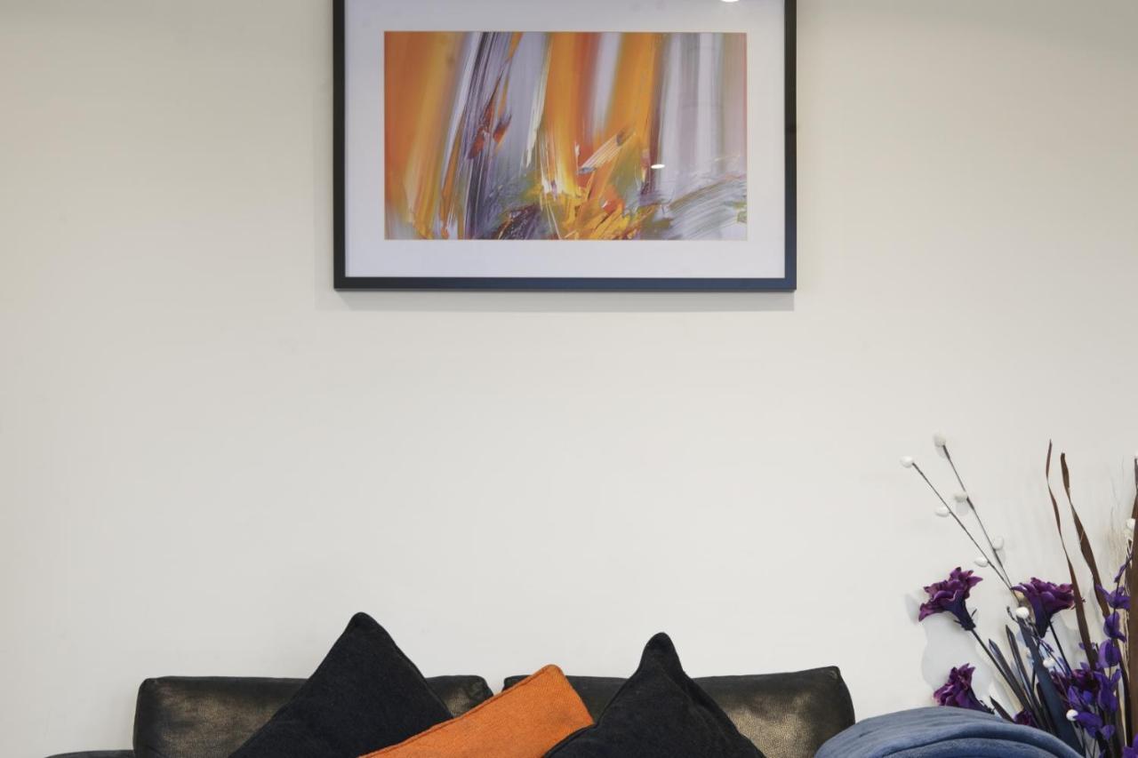 London Heathrow Living Serviced Apartments By Ferndale Stanwell Екстериор снимка