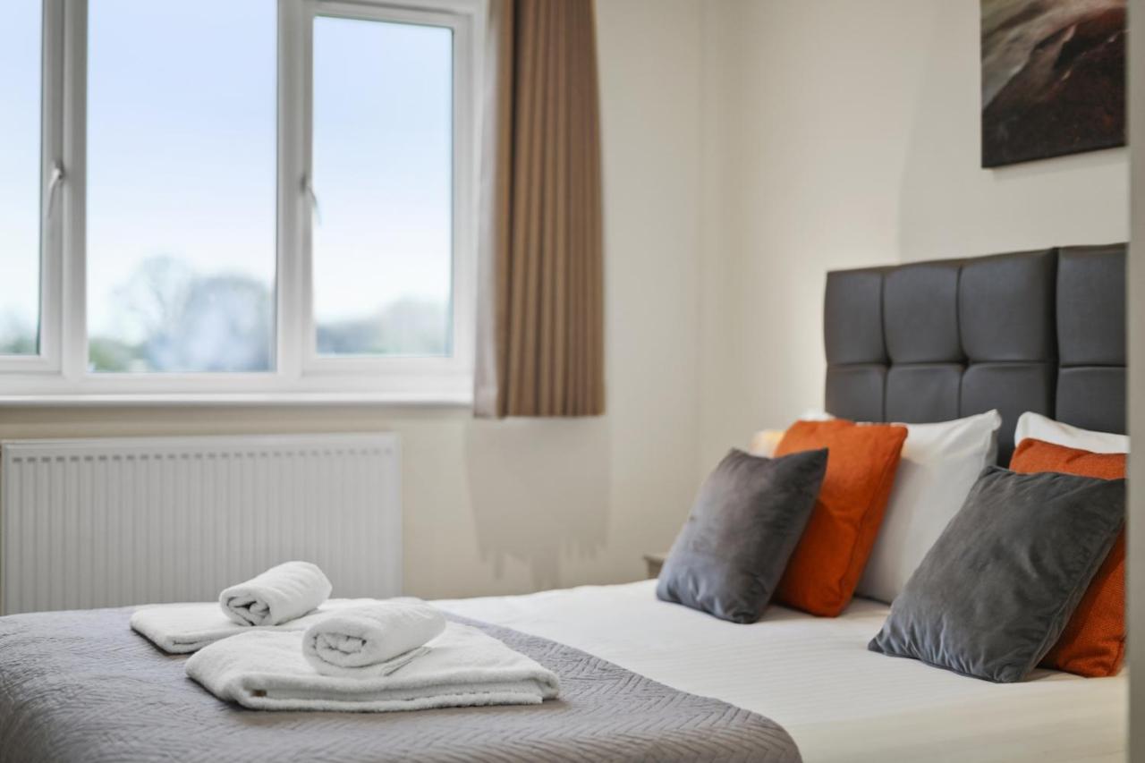 London Heathrow Living Serviced Apartments By Ferndale Stanwell Екстериор снимка