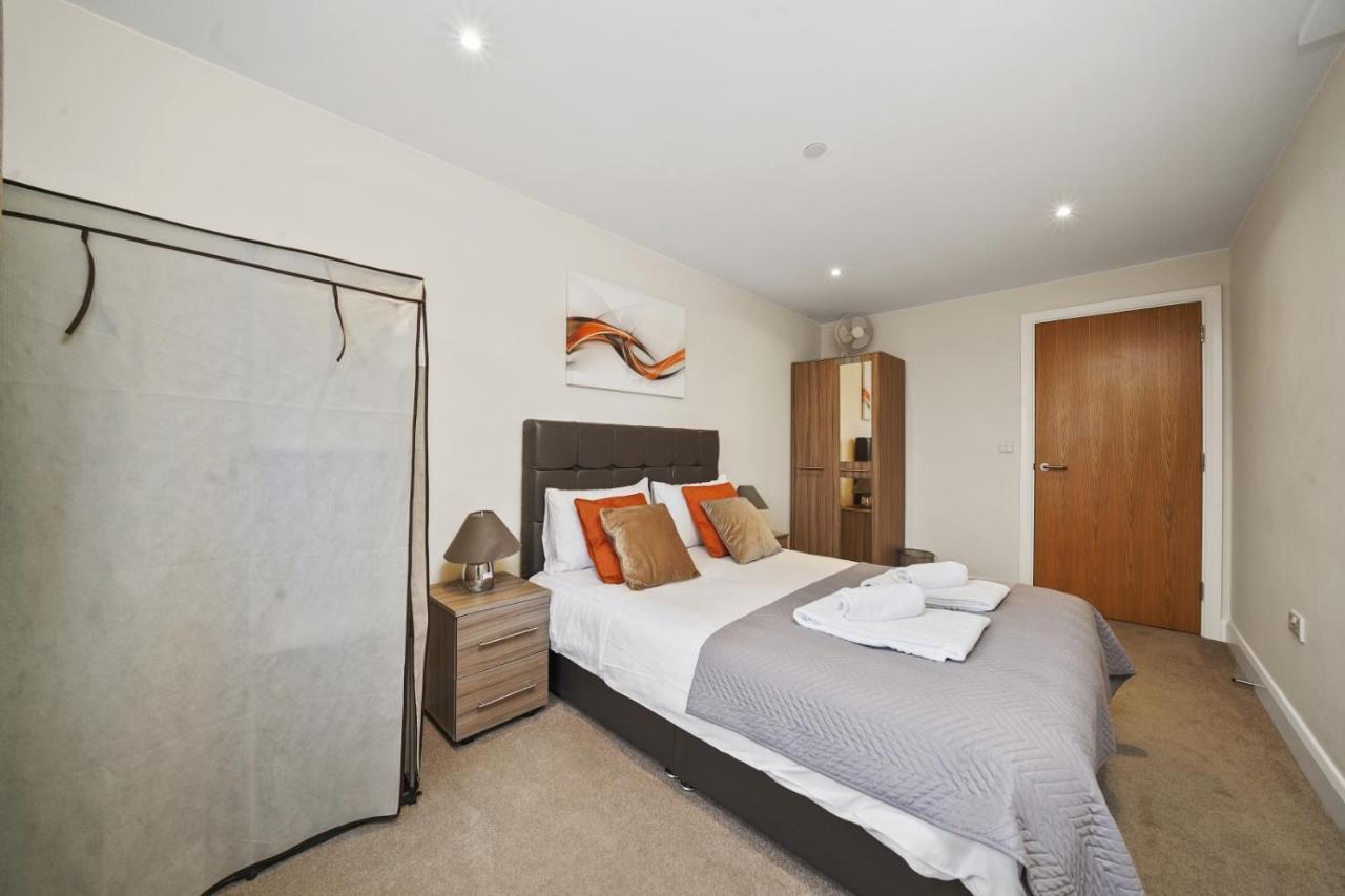 London Heathrow Living Serviced Apartments By Ferndale Stanwell Екстериор снимка