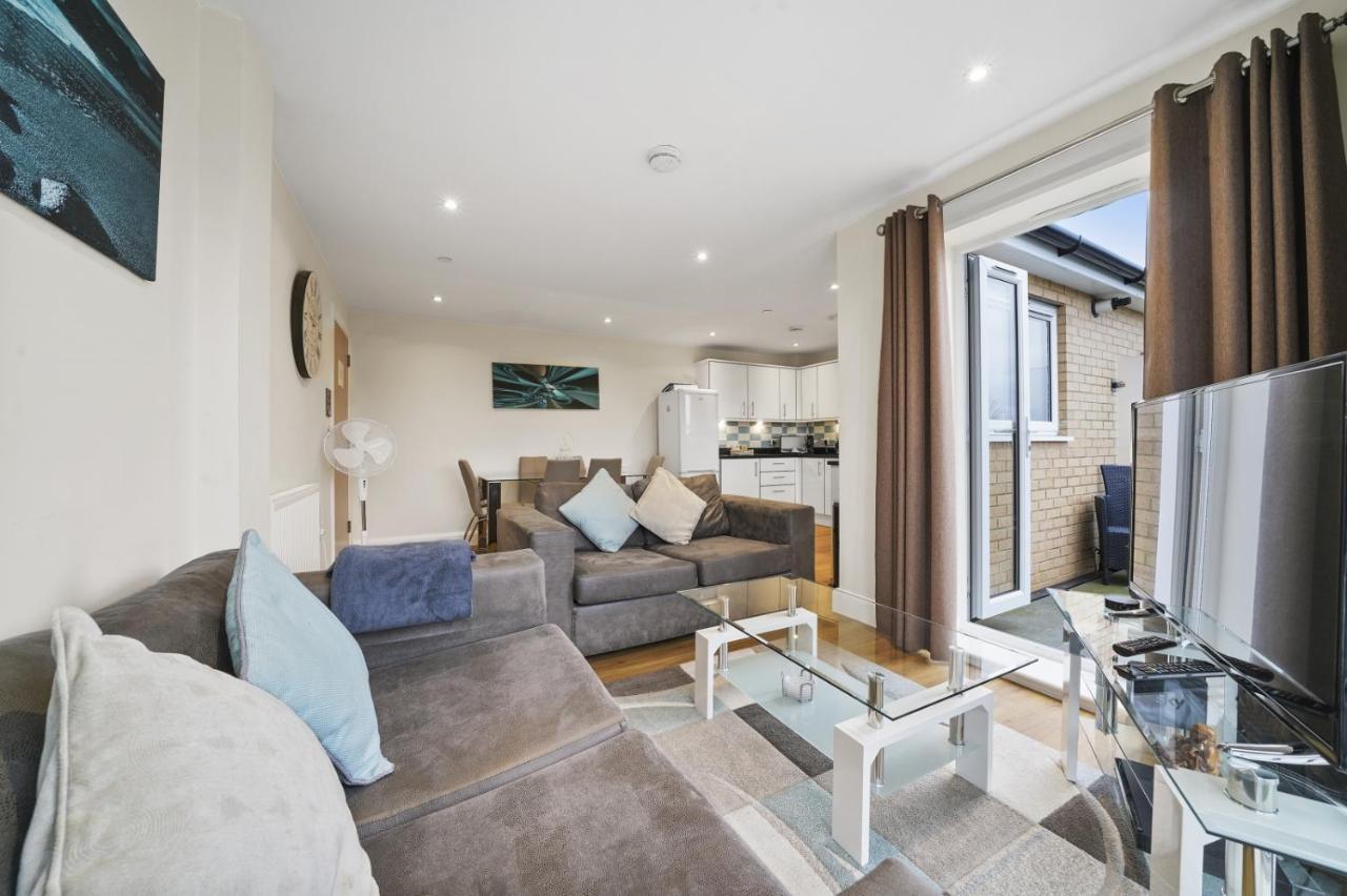 London Heathrow Living Serviced Apartments By Ferndale Stanwell Екстериор снимка