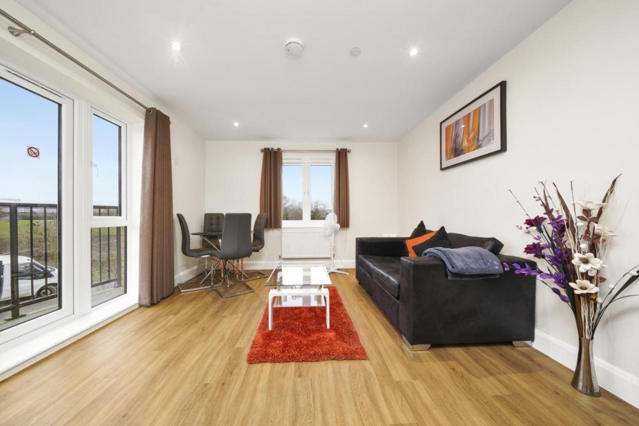 London Heathrow Living Serviced Apartments By Ferndale Stanwell Екстериор снимка