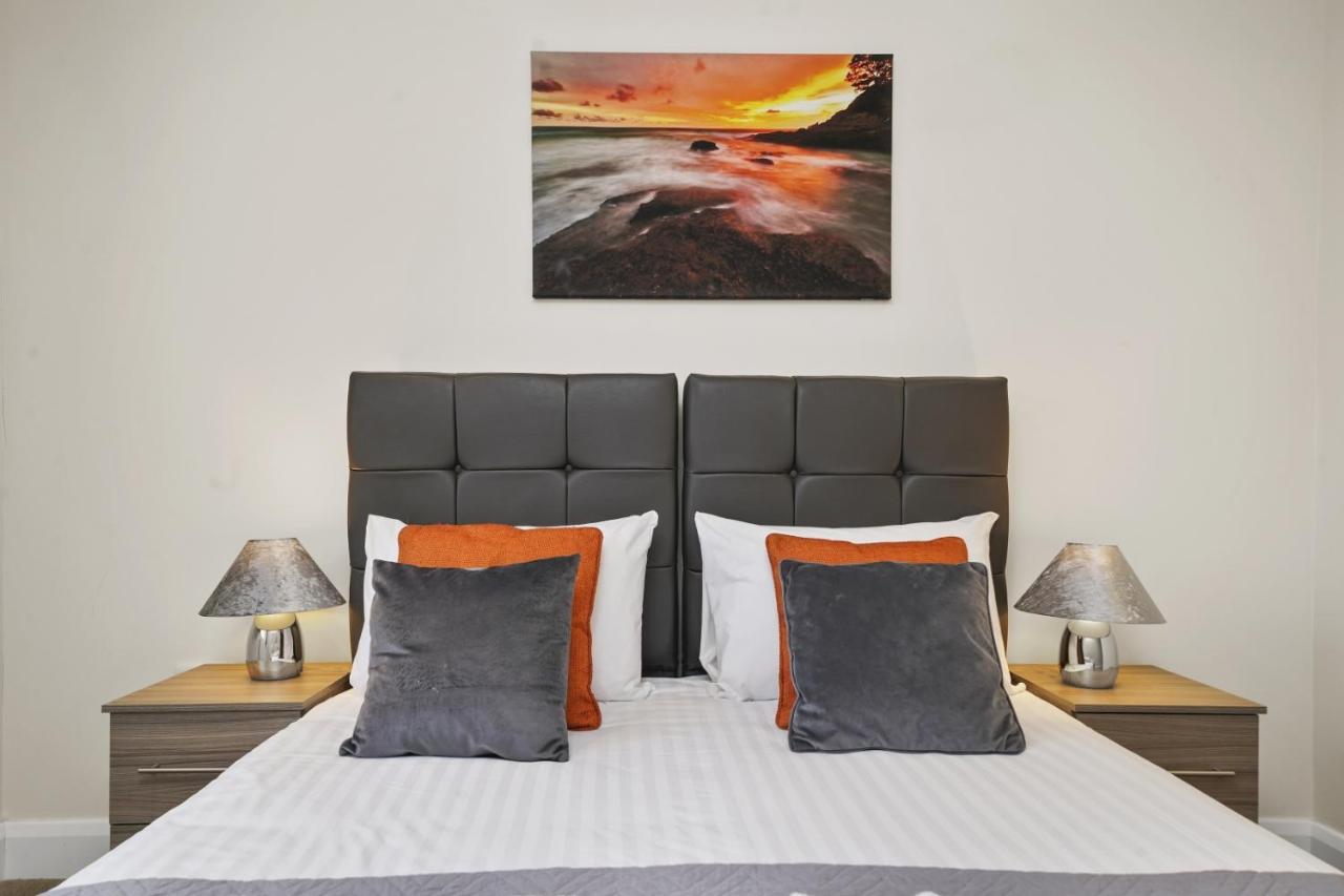 London Heathrow Living Serviced Apartments By Ferndale Stanwell Екстериор снимка