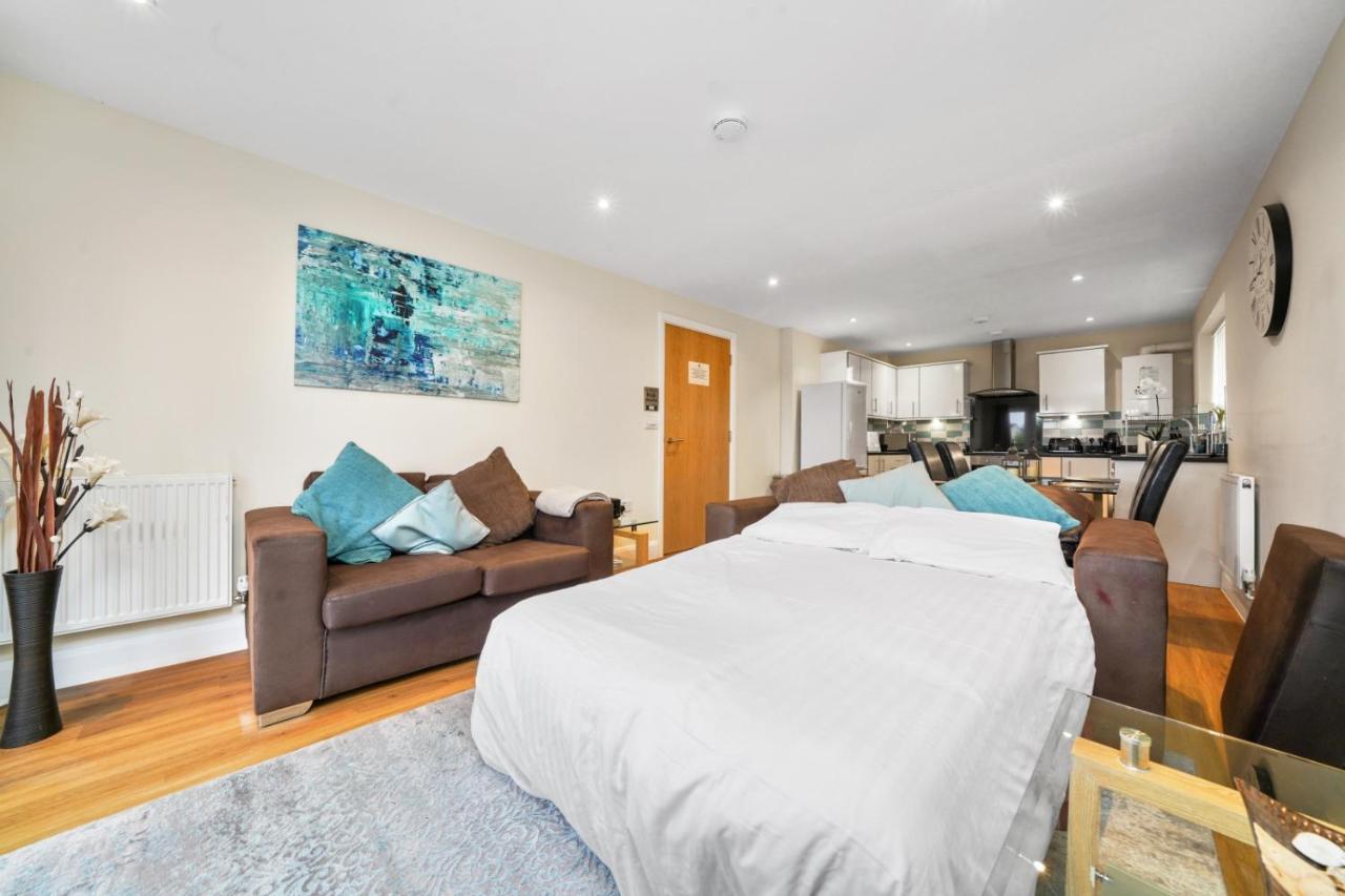 London Heathrow Living Serviced Apartments By Ferndale Stanwell Екстериор снимка