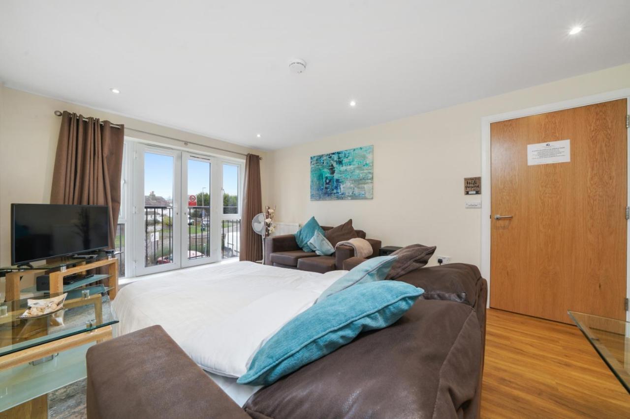 London Heathrow Living Serviced Apartments By Ferndale Stanwell Екстериор снимка