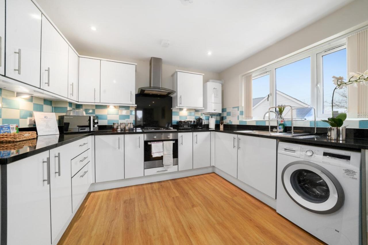 London Heathrow Living Serviced Apartments By Ferndale Stanwell Екстериор снимка